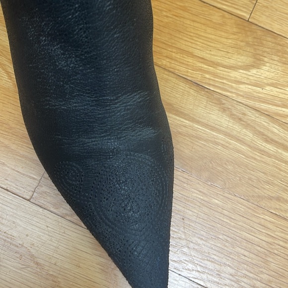 Very attractive looking Prada black boots size 38. Notice design in leather. - Picture 3 of 13